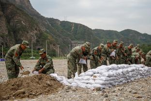 太热情了！泰山主帅崔康熙被众多球迷“护送”下山